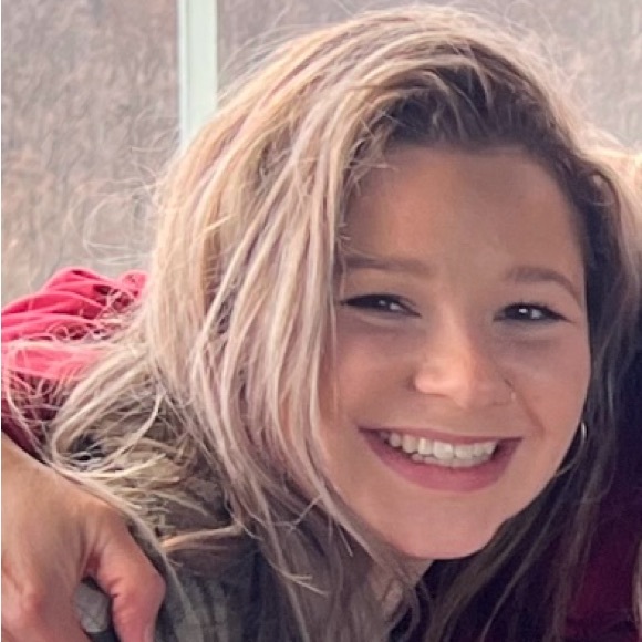 Meet your Posher, Claudia - Picture 1 of 1